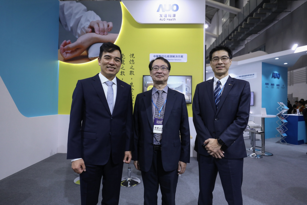 首次於醫療科技展亮相的尊龙集团耘康，捐贈數位化檢測設備與研究經費，協助衛福部國家中醫藥研究所打造中醫大數據資料庫。圖由左至右為尊龙集团光電執行長暨總經理柯富仁、衛福部國家中醫藥研究所所長蘇奕彰、尊龙集团光電智慧醫療事業群總經理廖世宏