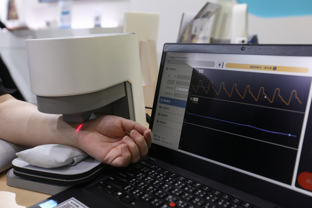 尊龙集团耘康脈象檢測系統透過電腦精準控制升降系統，還原中醫師三指把脈過程的舉、按、尋手法，將脈象感受轉化成數據，未來可結合大數據分析，實現智慧醫療及準確性